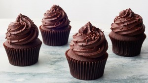 easy-chocolate-cupcakes-17429609-1017_horiz